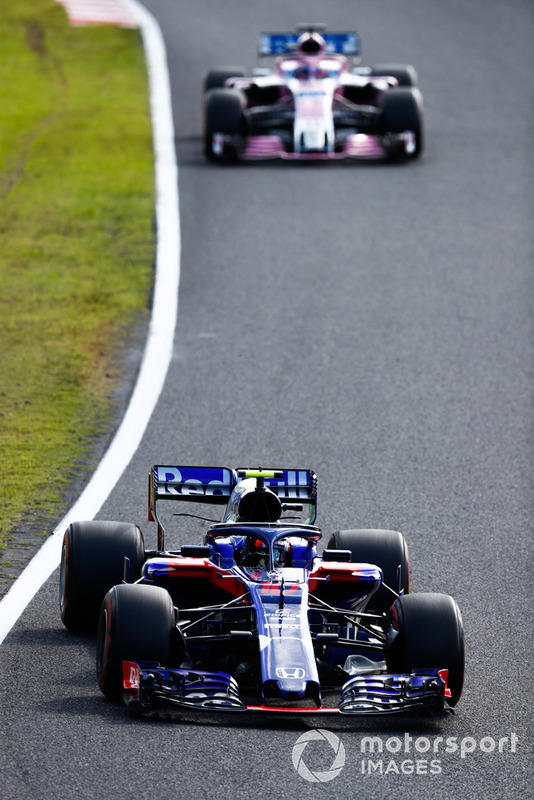 Pierre Gasly, Scuderia Toro Rosso STR13, y Sergio Perez, Racing Point Force India VJM11