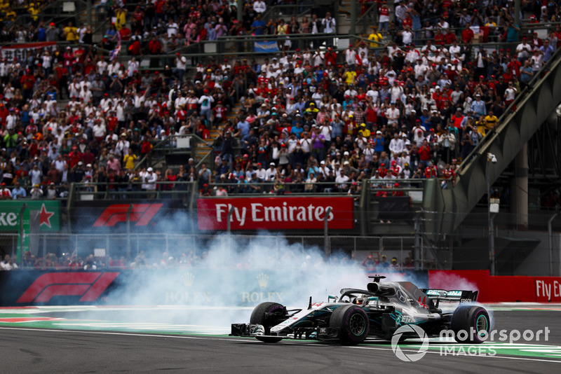 Lewis Hamilton, Mercedes AMG F1 W09 EQ Power +, realiza una dona mientras celebra ganar su quinto Campeonato Mundial