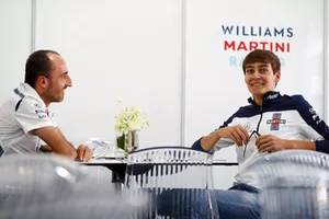 Robert Kubica, Williams Martini Racing, discute avec George Russell