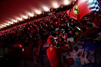 Sebastian Vettel, Ferrari imza dağıtıyor