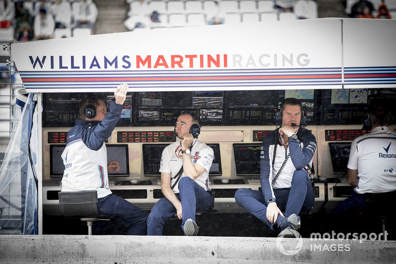 Paddy Lowe, Williams Racing, and Rob Smedley, Head of Vehicle Performance, Williams Martini Racing, on the pit wall