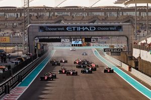 Antonio Fuoco, Charouz Racing System, leads Roberto Merhi, Campos Racing and the rest of the field at the start of the race