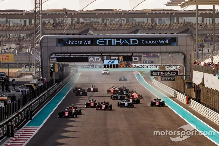 Antonio Fuoco, Charouz Racing System, devant Roberto Merhi, Campos Racing et le reste du peloton au départ