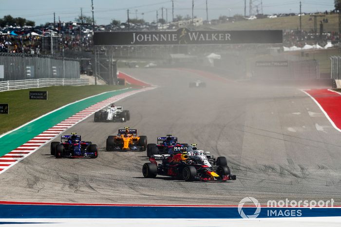 Max Verstappen, Red Bull Racing RB14, Sergey Sirotkin, Williams FW41, Brendon Hartley, Toro Rosso STR13, Pierre Gasly, Scuderia Toro Rosso STR13, Stoffel Vandoorne, McLaren MCL33, y el resto en la primera vuelta