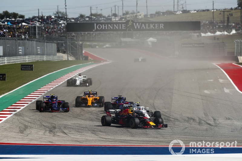 Макс Ферстаппен, Red Bull Racing RB14, попереду суперників