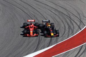 Sebastian Vettel, Ferrari SF71H e Daniel Ricciardo, Red Bull Racing RB14, si scontrano nel primo giro