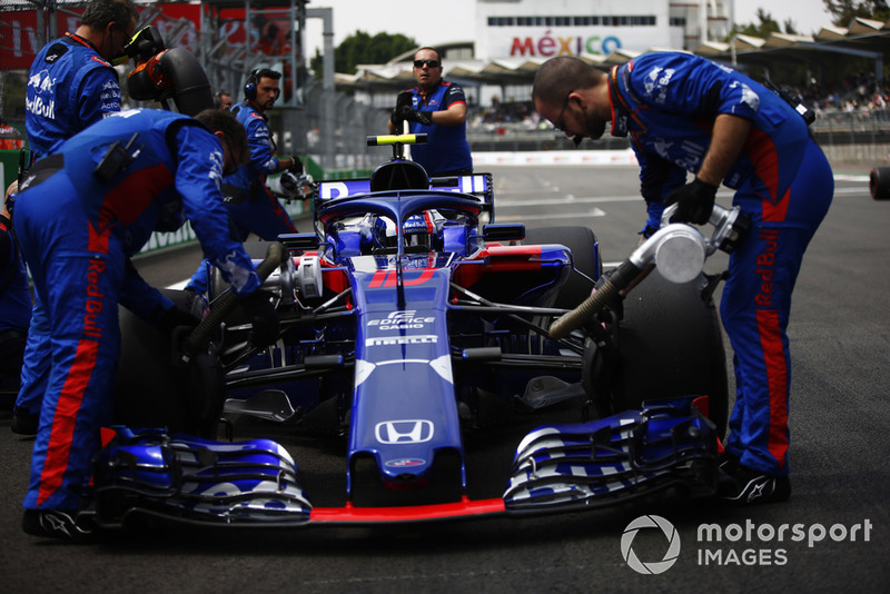 Trabajos de mecánica en Pierre Gasly, Scuderia Toro Rosso STR13, en la red