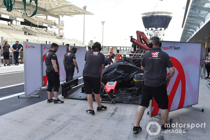 La monoposto di Pietro Fittipaldi, Haas F1 Team VF-18, viene riportata ai box