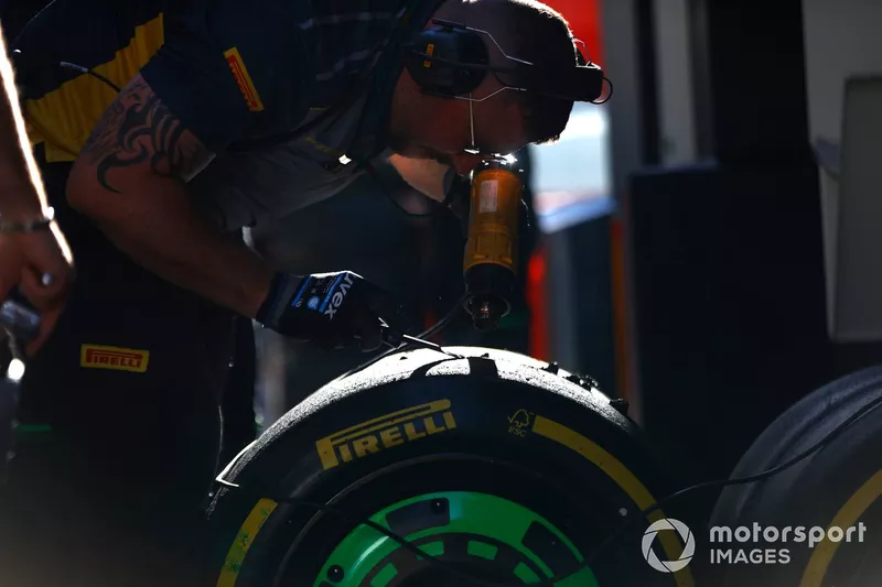 Un ingénieur de Pirelli gratte un jeu de pneus utilisé par l'équipe Stake F1 Team Kick Sauber. 
