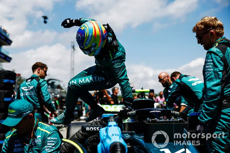 Fernando Alonso, Aston Martin F1 Team, llega a la parrilla de salida