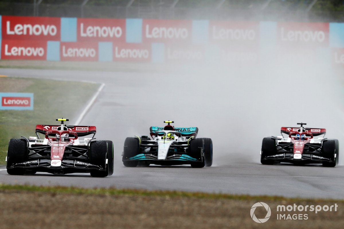 "Hamilton'ın Imola'daki kötü performansında büyük bir rolü vardı" 1 Formula 1 Haberleri - F1 Puan Durumu Zhou Guanyu, Alfa Romeo C42, Lewis Hamilton, Mercedes W13, Valtteri Bottas, Alfa Romeo C42