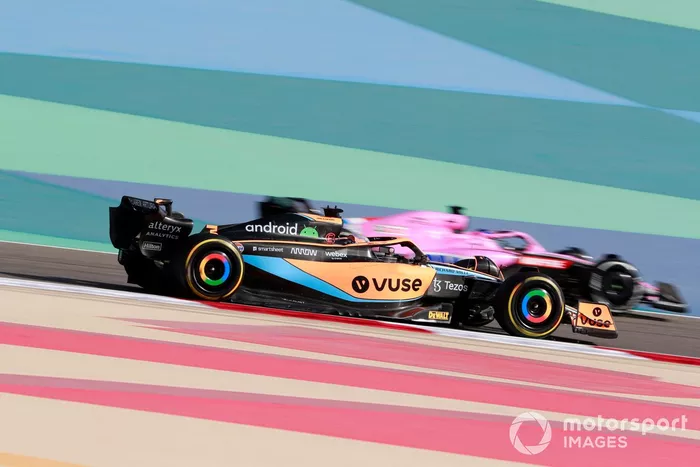 Daniel Ricciardo, McLaren MCL36, pasa a Fernando Alonso, Alpine A522
