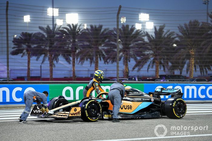 Lando Norris, McLaren MCL36, fuera de su coche tras detenerse en el circuito

