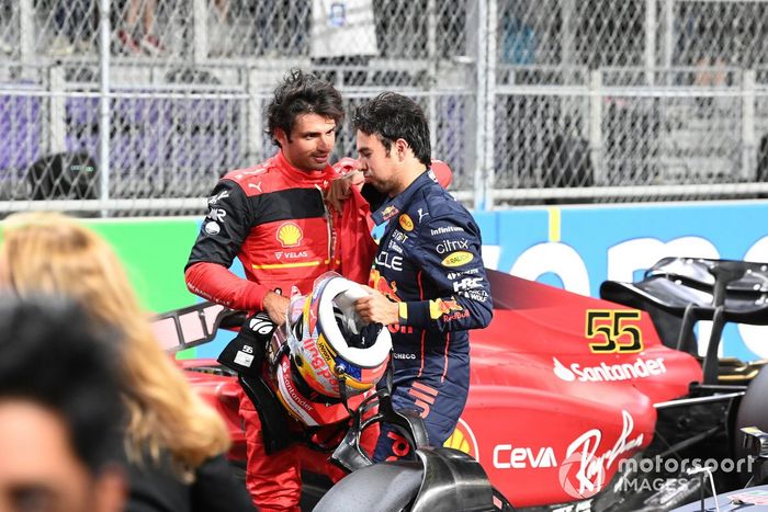 Ganador de la pole, Sergio Pérez, de Red Bull Racing, celebra tras la clasificación  con Carlos Sainz Jr., Ferrari
