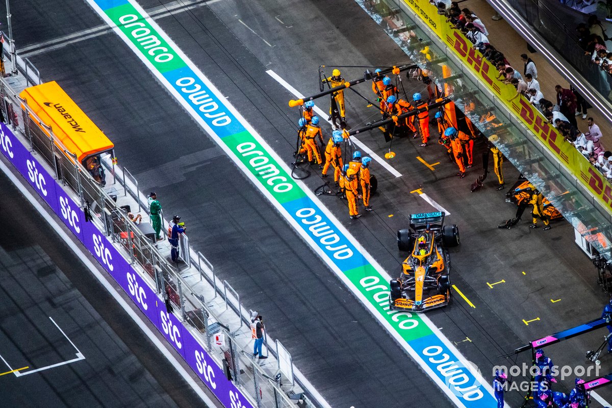 Lando Norris, McLaren MCL36, saliendo de boxes