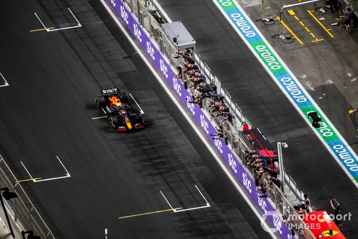Max Verstappen, Red Bull Racing RB18, 1ª posición, toma la bandera a cuadros para alegría de su equipo en el muro de boxes