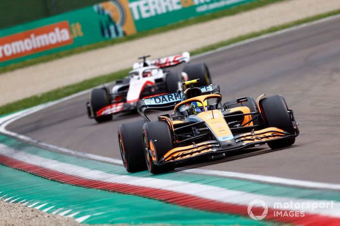 Lando Norris, McLaren MCL36, Kevin Magnussen, Haas VF-22