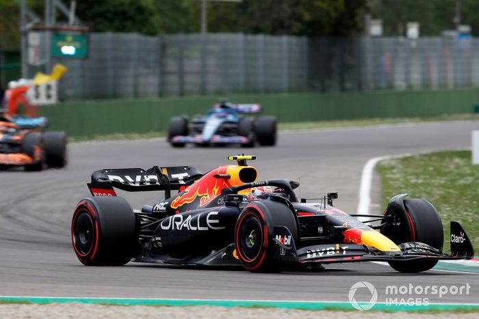 Sergio Pérez, Red Bull Racing RB18, Daniel Ricciardo, McLaren MCL36