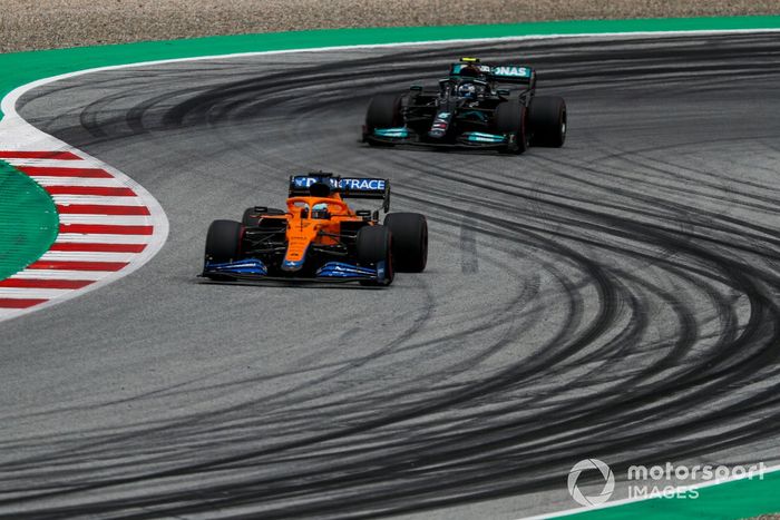 Daniel Ricciardo, McLaren MCL35M, Valtteri Bottas, Mercedes W12