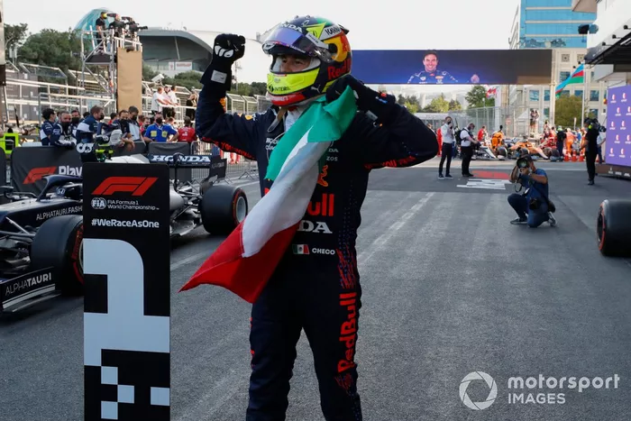 Ganador Sergio Pérez, Red Bull Racing celebra en el Parc Ferme