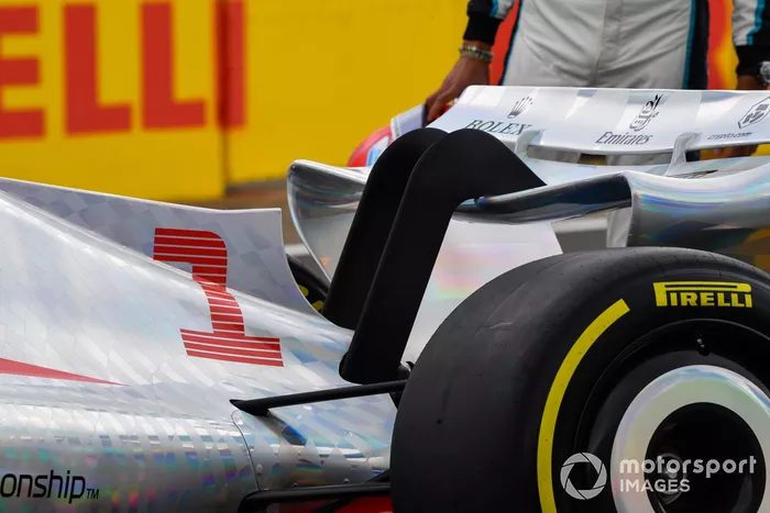 Detalle de la parte trasera lateral del coche de Fórmula 1 2022