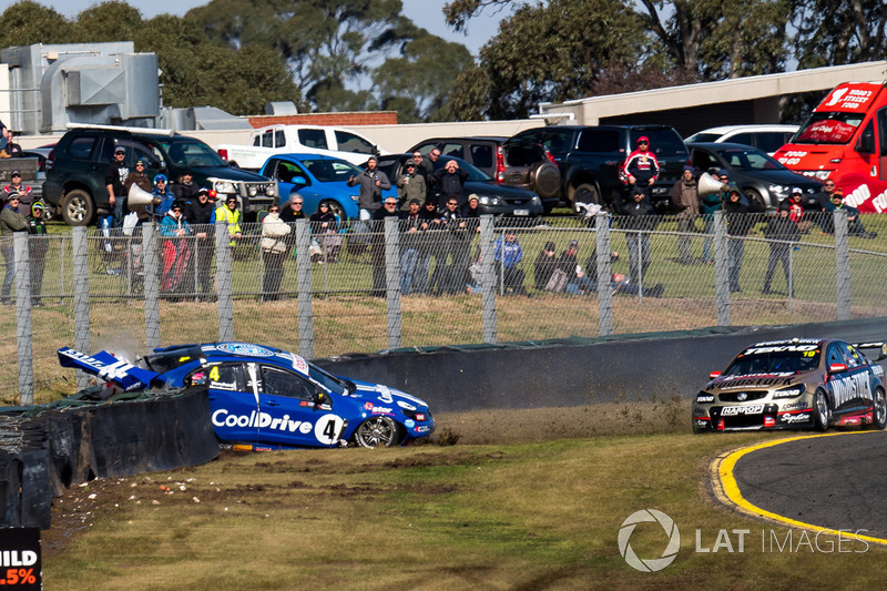 Crash: Todd Hazelwood, Brad Jones Racing Holden