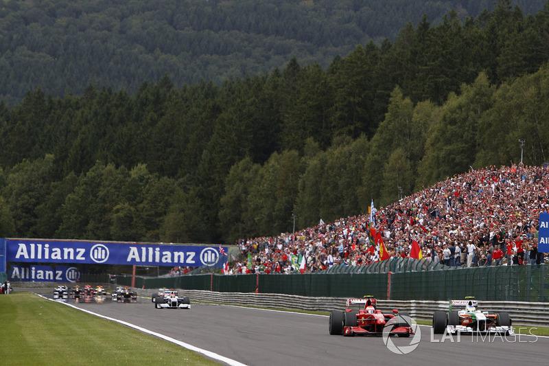Polesitter Giancarlo Fisichella, Force India, verweert zich tegen Kimi Raikkonen, Ferrari (2009)