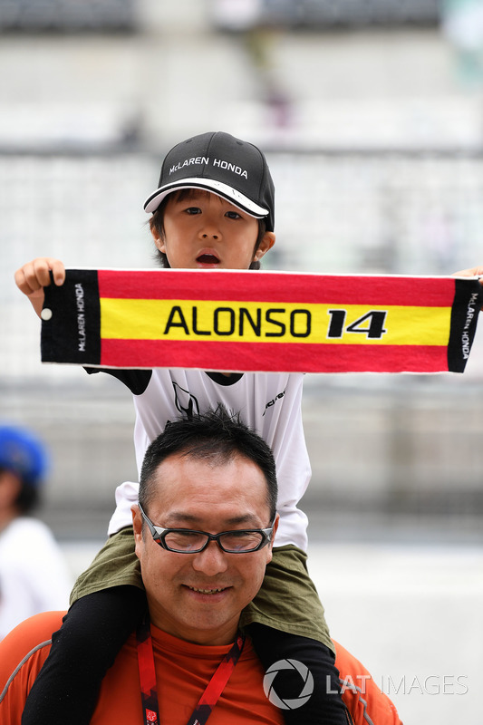 Fernando Alonso, McLaren fan and banner