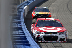 Kyle Larson, Chip Ganassi Racing Chevrolet leads Martin Truex Jr., Furniture Row Racing Toyota