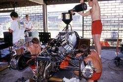 Giorgio Piola con Alain Prost, McLaren MP4/2 coche en GP de Brasil de 1984