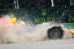 Max Verstappen, Red Bull Racing RB13 con un pinchazo