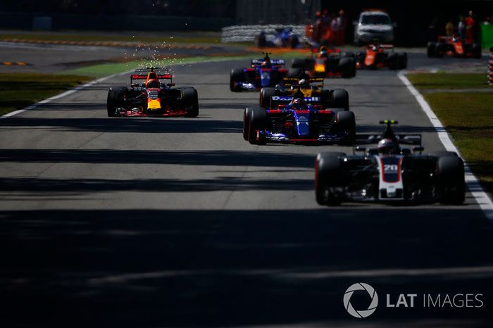 Kevin Magnussen, Haas F1 Team VF-17, Daniil Kvyat, Scuderia Toro Rosso STR12