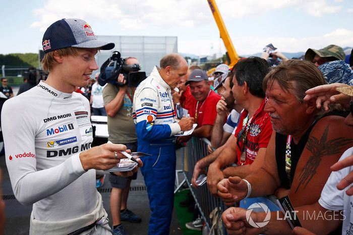 Brendon Hartley y Hans-Joachim Stuck con fans