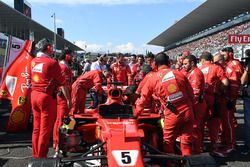 Ferrari mechanics observan el coche de Sebastian Vettel, Ferrari SF70H, problemas técnicos