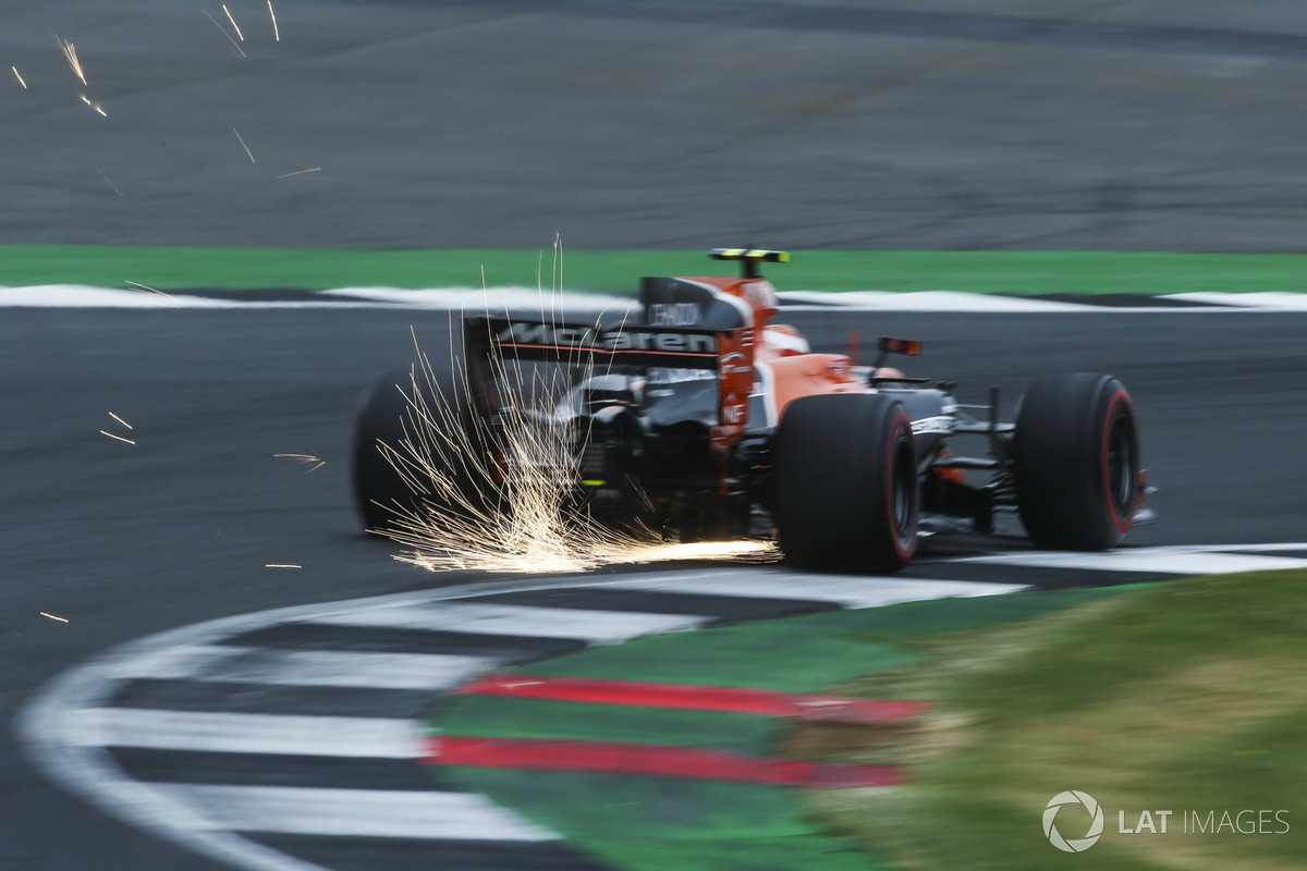 Vuelan chispas desde el coche de Stoffel Vandoorne, McLaren MCL32