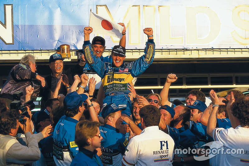 Ganador de la carrera y campeón del mundo Michael Schumacher, Benetton celebra con Flavio Briatore y