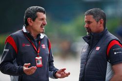 Guenther Steiner, jefe de equipo, equipo de F1 de Haas, habla con un colega