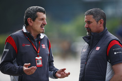Guenther Steiner, Team Principal, Haas F1 Team, talks with a colleague