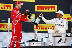 Подіум: переможець Льюіс Хемілтон, Mercedes AMG F1, друге місце - Себастьян Феттель