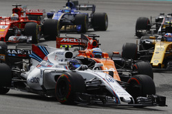 Lance Stroll, Williams FW40, en lutte avec Fernando Alonso, McLaren MCL32, Sebastian Vettel, Ferrari SF70H