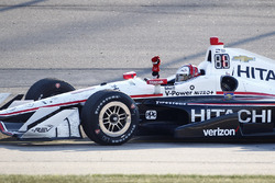 Helio Castroneves, Team Penske Chevrolet passeert de finishvlag