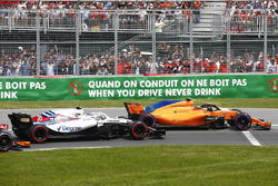 Stoffel Vandoorne, McLaren MCL33 en Sergey Sirotkin, Williams FW41, bij de start