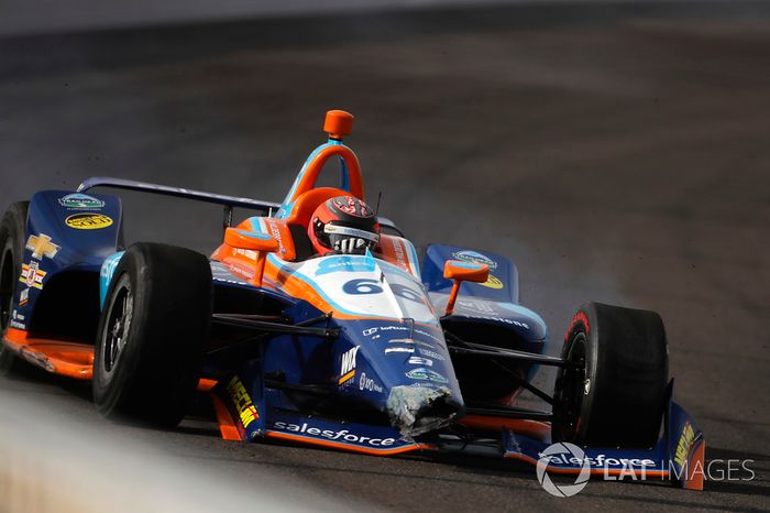 J.R. Hildebrand, Dreyer & Reinbold Racing Chevrolet, choca en la curva 4