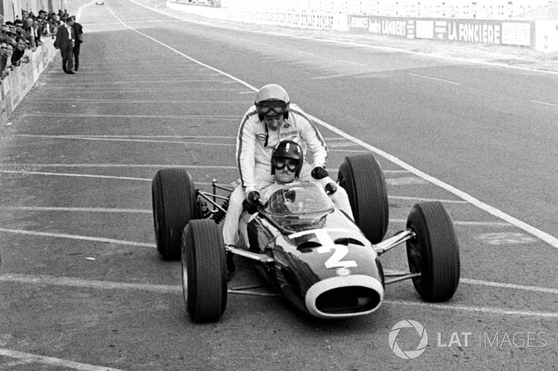 Франція-1966: таксист - Грем Хілл (BRM), пасажир - Пітер Арунделл (Lotus)