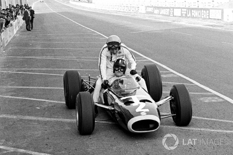 Graham Hill, BRM P261 geeft Peter Arundell een lift