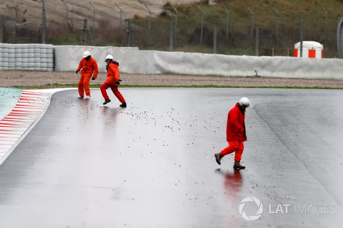 Les commissaires nettoient la piste