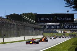 Max Verstappen, Red Bull Racing RB13, Fernando Alonso, McLaren MCL32, Felipe Massa, Williams FW40