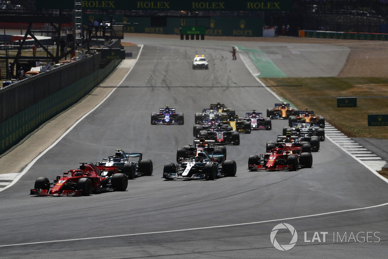 Partenza Sebastian Vettel, Ferrari SF71H, precede Valtteri Bottas, Mercedes AMG F1 W09