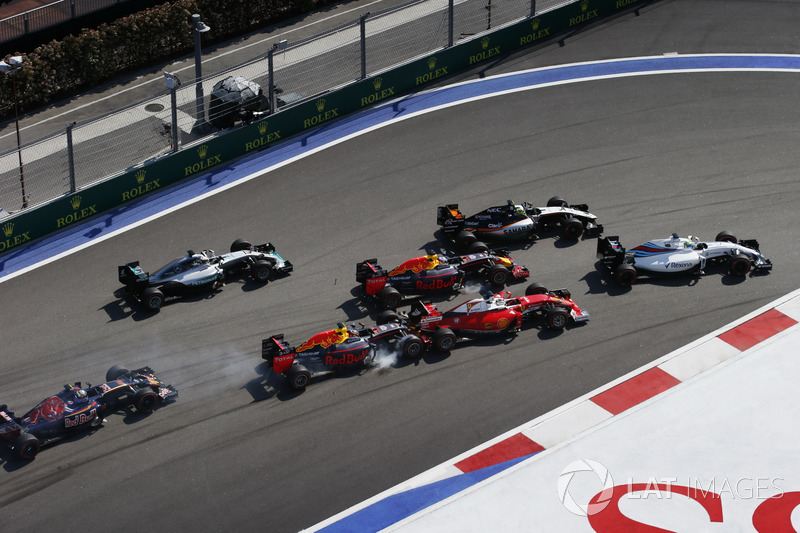 Felipe Massa, Williams FW38, Sergio Perez, Force India VJM09, Daniel Ricciardo, Red Bull Racing RB12, as Daniil Kvyat, Red Bull Racing RB12, makes contact, Sebastian Vettel, Ferrari SF16-H