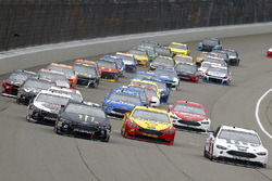 Kurt Busch, Stewart-Haas Racing, Ford Fusion Monster Energy / Haas Automation, Joey Logano, Team Penske, Ford Fusion Shell Pennzoil and Brad Keselowski, Team Penske, Ford Fusion Miller Lite green flag start